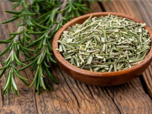 أهم فوائد عشبة إكليل الجبل (روزماري) أهم فوائد عشبة إكليل الجبل (روزماري)