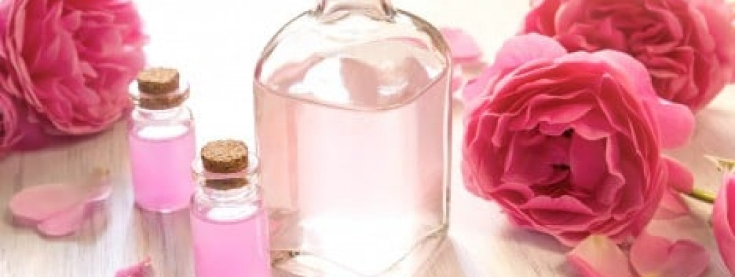 5 أسرار لاستخدام ماء الورد في نضارة وجمال البشرة العربية 5 أسرار لاستخدام ماء الورد في نضارة وجمال البشرة العربية