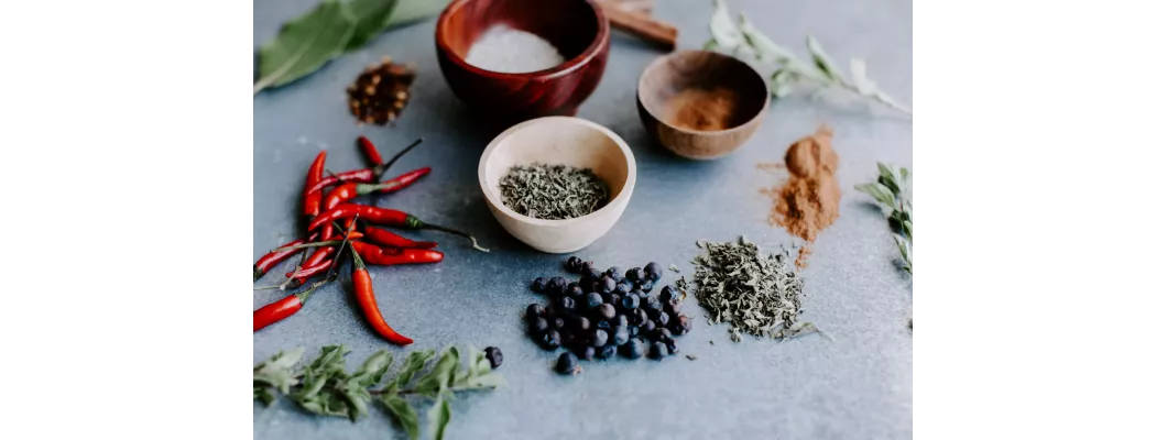 أشهر التوابل والأعشاب المستخدمة في المطبخ الرمضاني السعودي أشهر التوابل والأعشاب المستخدمة في المطبخ الرمضاني السعودي