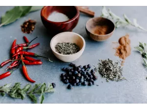 أشهر التوابل والأعشاب المستخدمة في المطبخ الرمضاني السعودي أشهر التوابل والأعشاب المستخدمة في المطبخ الرمضاني السعودي