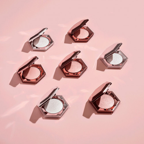 هايلايتر دايموند بومب أول أوفر دايموند فيل من فنتي بيوتي -روز رايف هايلايتر دايموند بومب أول أوفر دايموند فيل من فنتي بيوتي -روز رايف