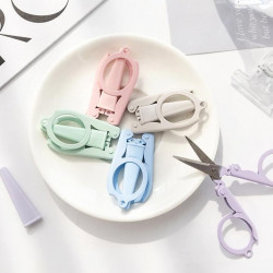 مقص صغير سهل الطي