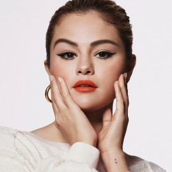 مجموعة سيلينا فافز- 4 قطع رير بيوتي من سيلينا غوميز مجموعة سيلينا فافز- 4 قطع رير بيوتي من سيلينا غوميز