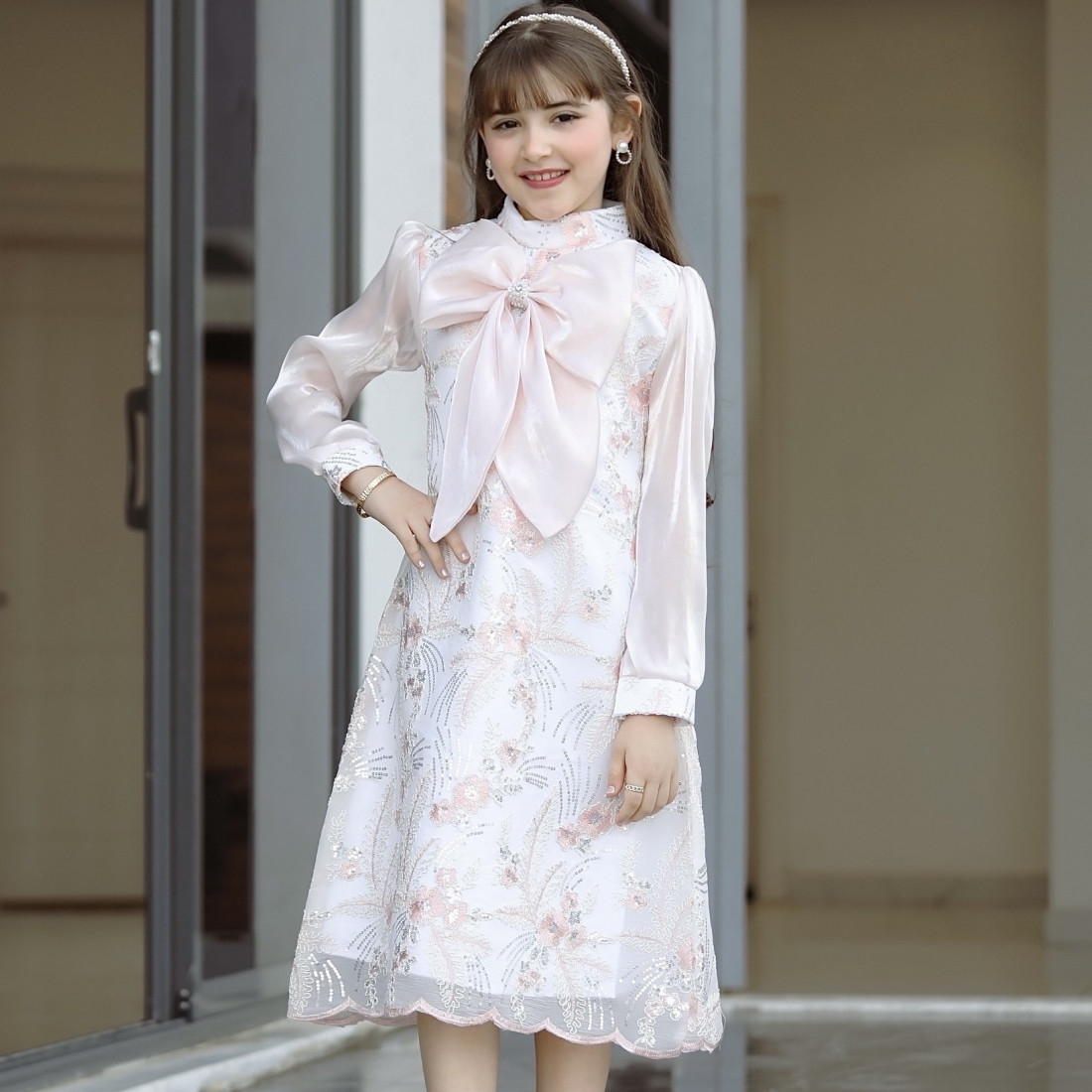 فستان بناتي سبور فيونكه على الصدر - 911 - يوجد اختلاف بدرجة لون الكم والفيونكة صورة توضيحية اخر صورتين