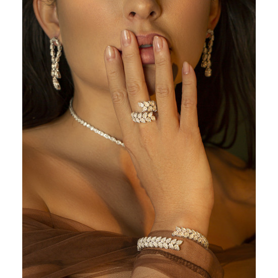 طقم الماس الراوند من مجموعة دازل برايد ذهب عيار 18 طقم الماس الراوند من مجموعة دازل برايد ذهب عيار 18