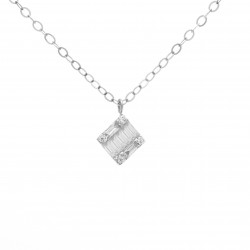 قلادة ألماس خماسية الباجيت من مجموعة "ايليترو" ذهب 18 قلادة ألماس خماسية الباجيت من مجموعة "ايليترو" ذهب 18