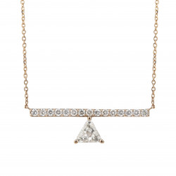 قلادة مثلث الألماس المستدير من مجموعة "ريدينس"ذهب 18 قلادة مثلث الألماس المستدير من مجموعة "ريدينس"ذهب 18