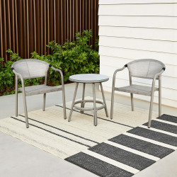 جلسة خارجية 2 مقعد و طاولة بسطح زجاجي جلسة خارجية 2 مقعد و طاولة بسطح زجاجي