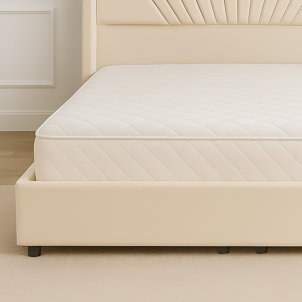 سرير خشبي بتنجيد مخملي عصري في غرفة نوم