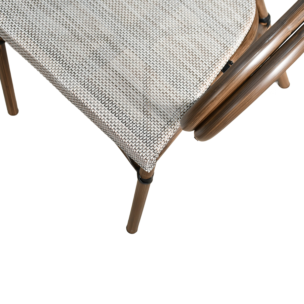 جلسة خارجية 4 مقاعد وطاولة بسطح زجاجي