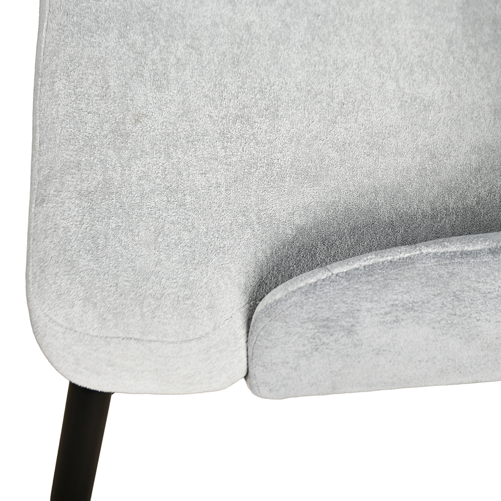 طاولة مع كراسي رمادية