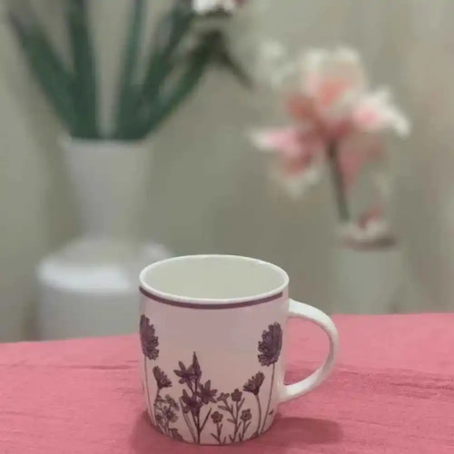 كوب السيراميك الأبيض المزين برسمات الورود الملونة والناعمة