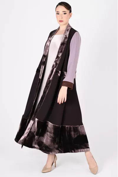 عباية 01039 كريب مع مخمل و حواف برونزية