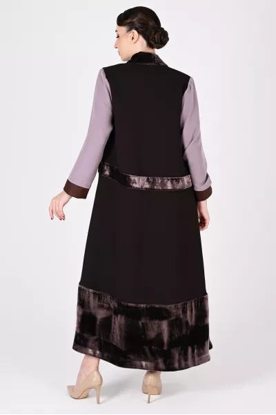 عباية 01039 كريب مع مخمل و حواف برونزية