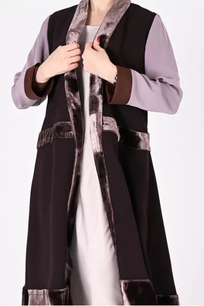 عباية 01039 كريب مع مخمل و حواف برونزية