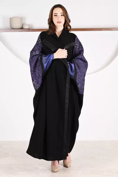عباية 01050 كريب أسود غني الملمس مع جاكار
