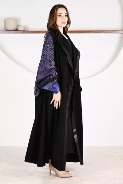 عباية 01050 كريب أسود غني الملمس مع جاكار