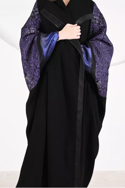 عباية 01050 كريب أسود غني الملمس مع جاكار