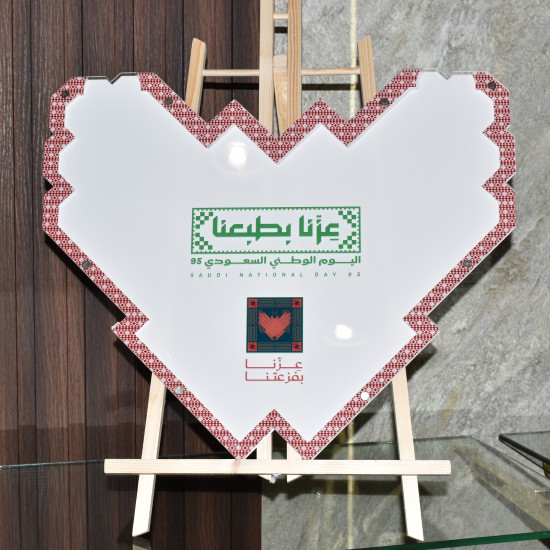 طارة الامنيات بهوية اليوم الوطني 95 بخلفية اكرليك ابيض بشكل القلب, والمبخرة, والدلة , والجبل حسب الطلب