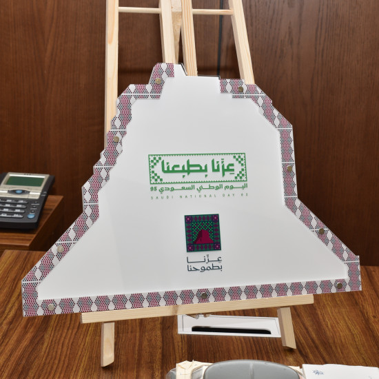 طارة الامنيات بهوية اليوم الوطني 95 بخلفية اكرليك ابيض بشكل القلب, والمبخرة, والدلة , والجبل حسب الطلب