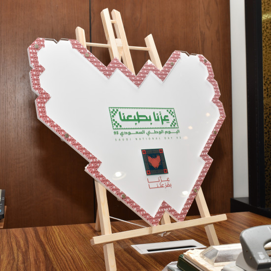 طارة الامنيات بهوية اليوم الوطني 95 بخلفية اكرليك ابيض بشكل القلب, والمبخرة, والدلة , والجبل حسب الطلب