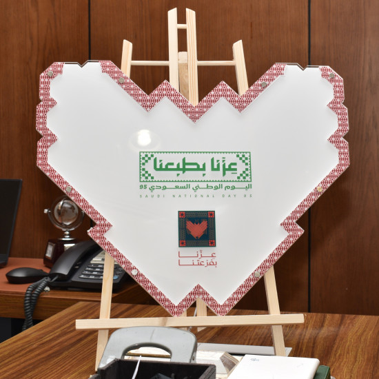 طارة الامنيات بهوية اليوم الوطني 95 بخلفية اكرليك ابيض بشكل القلب, والمبخرة, والدلة , والجبل حسب الطلب