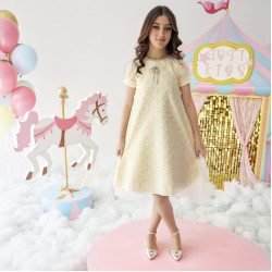 فستان بناتي أصفر بذيل وفيونكه | إطلالة تفيض بالنعومة والرقي - 1016