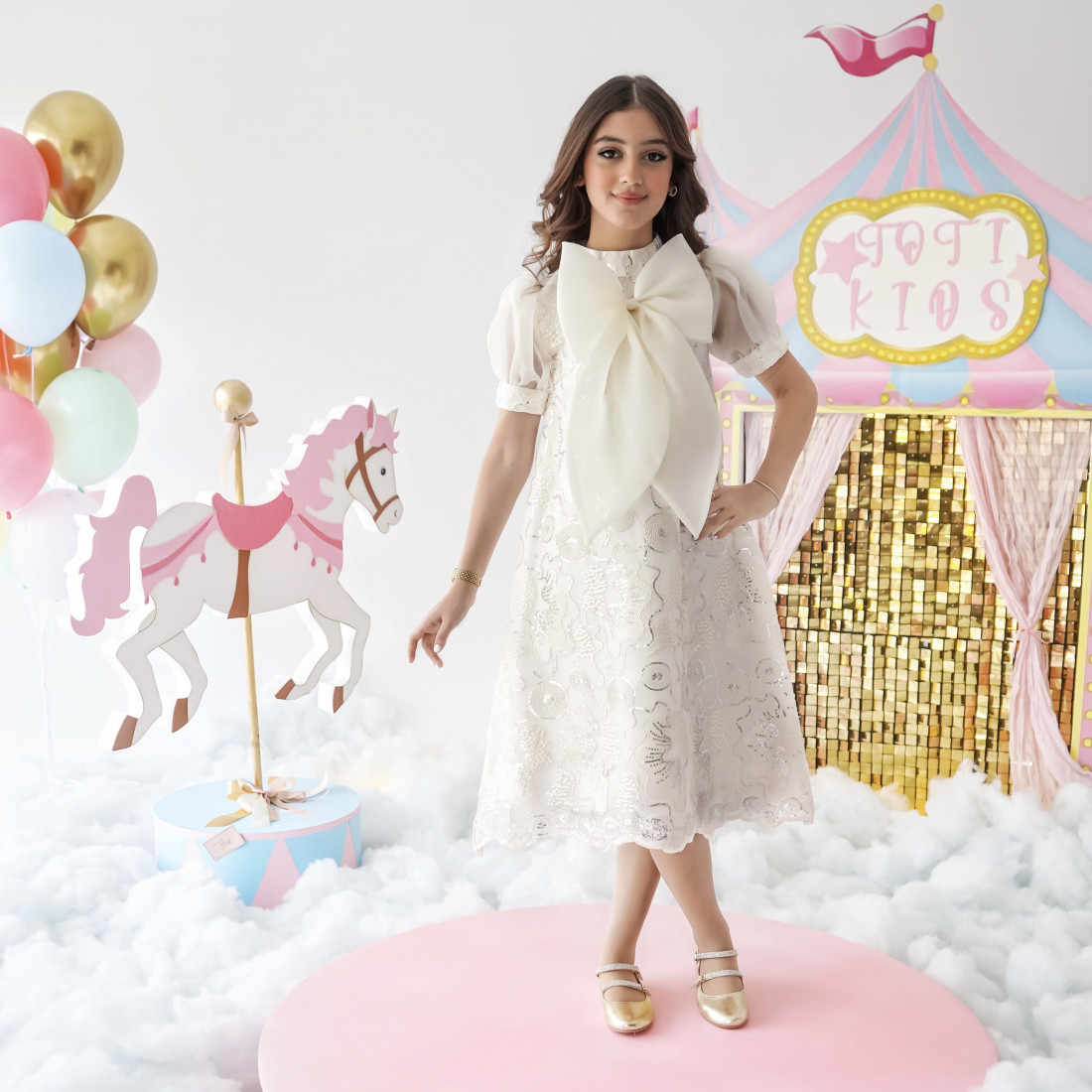 فستان بناتي ترتر فضي وفيونكة من الأناقة الكلاسيكية  - 987