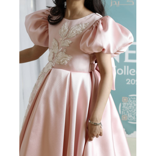 فستان بناتي وردي ميكادو بتطريز وفيونكة ضخمة | فستان هاي لو فاخر - M3763