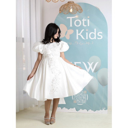 فستان بناتي أبيض بتطريز فاخر بأكمام | فستان بفيونكة خلفية كبيرة - M3751 فستان بناتي أبيض بتطريز فاخر بأكمام | فستان بفيونكة خلفية كبيرة - M3751