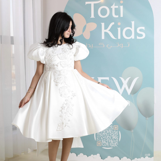 فستان بناتي أبيض بتطريز فاخر بأكمام | فستان بفيونكة خلفية كبيرة - M3751