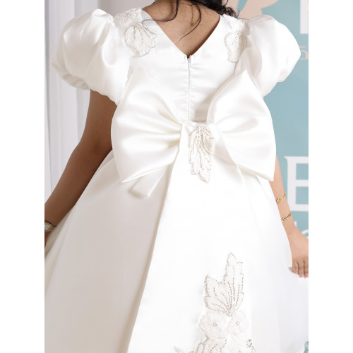 فستان بناتي أبيض بتطريز فاخر بأكمام | فستان بفيونكة خلفية كبيرة - M3751 فستان بناتي أبيض بتطريز فاخر بأكمام | فستان بفيونكة خلفية كبيرة - M3751