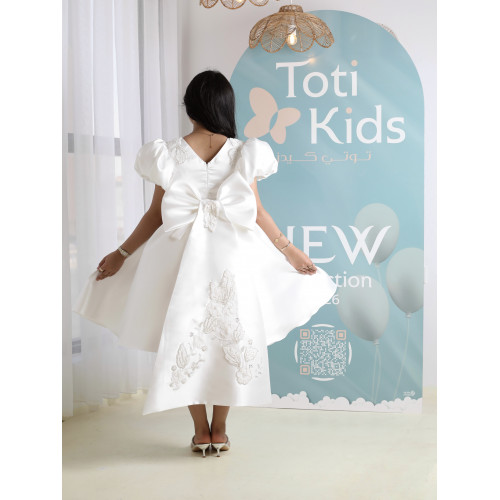 فستان بناتي أبيض بتطريز فاخر بأكمام | فستان بفيونكة خلفية كبيرة - M3751 فستان بناتي أبيض بتطريز فاخر بأكمام | فستان بفيونكة خلفية كبيرة - M3751