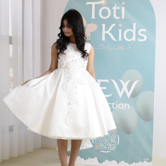 فستان بناتي أبيض بتطريز فاخر | فستان بفيونكة خلفية كبيرة - M3761