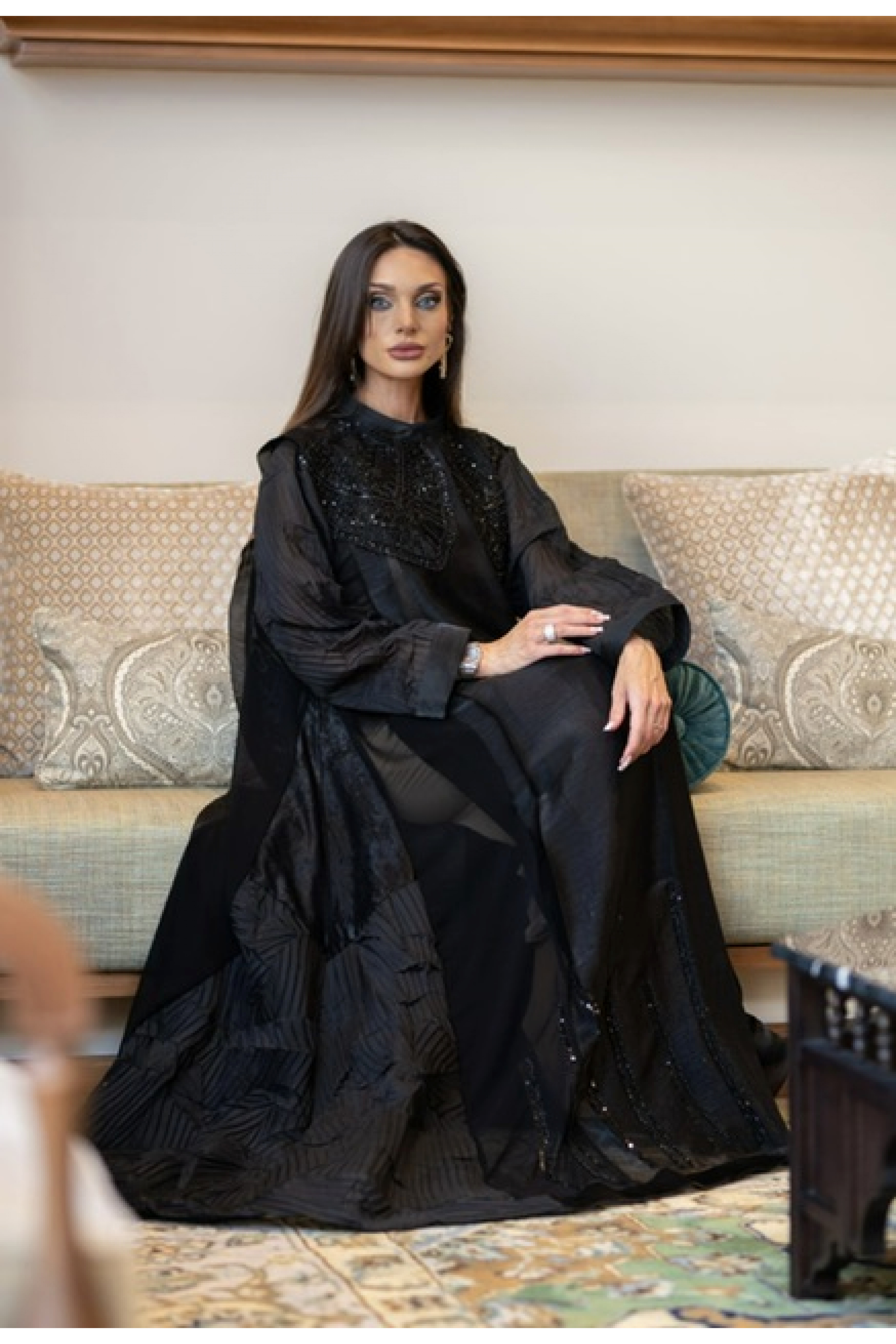 عباية سوداء فخمة بالشك الأسود الملكي عباية سوداء فخمة بالشك الأسود الملكي