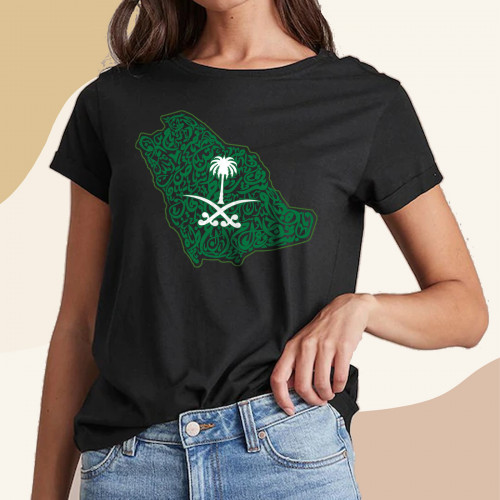 تيشيرت خريطة المملكة حروف عربيه مزخرفه شعار ابيض  تيشيرت خريطة المملكة حروف عربيه مزخرفه شعار ابيض