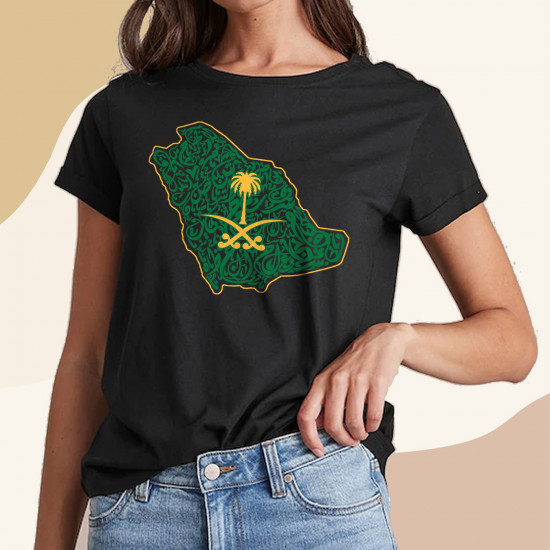 تيشيرت خريطة المملكة حروف عربيه مزخرفه شعار ذهبي