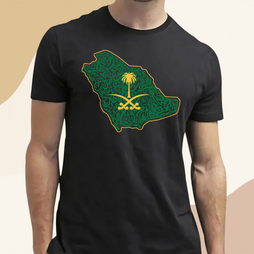 تيشيرت خريطة المملكة حروف عربيه مزخرفه شعار ذهبي تيشيرت خريطة المملكة حروف عربيه مزخرفه شعار ذهبي