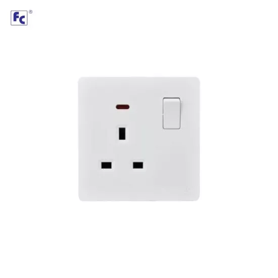 فيش 13 امبير بمفتاح ولمبة 3*3 ابيض - اف سي 