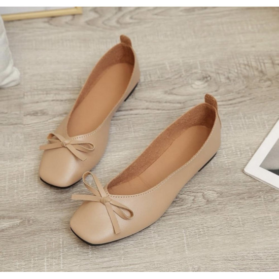 صندل نسائي مسطح مزودة بتفاصيل عقدة الفراشه .بشكل قوس ،بالون موحد صلب ،مريحة وناعمة للارتداء اليومي 