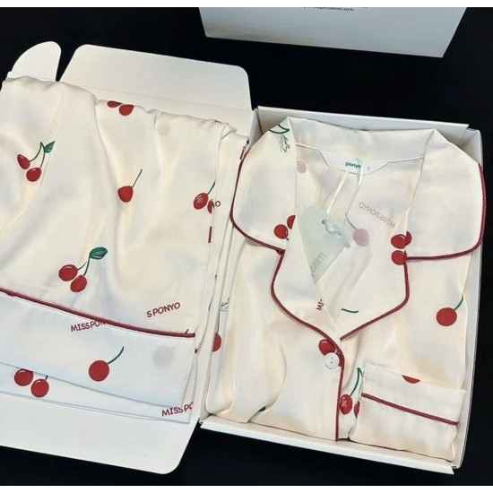 حرير ناعم على الجسم .بيجامة بطبعة  الكراز  باكمام طويلة ،مناسبة الصيف والربيع 