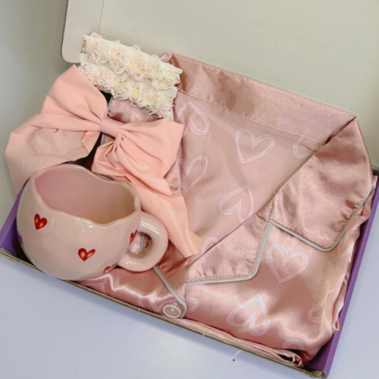 بكج بيجامة بطباعةً القلوب من الحرير بأكمام طويلة . مريحة جدا في الارتداء مناسبة النوم العميق بكج بيجامة بطباعةً القلوب من الحرير بأكمام طويلة . مريحة جدا في الارتداء مناسبة النوم العميق