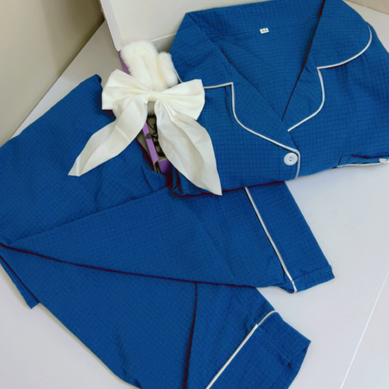 بكج طقم بجامة بالون الازرق ضبابي بأكمام طويلة , جيب مع فيونكه بيض .