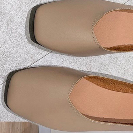 حذاء من الجلد بجودة ممتازة ،سهلت الارتداء ،بلون موحد بمقدمة مربعة ،