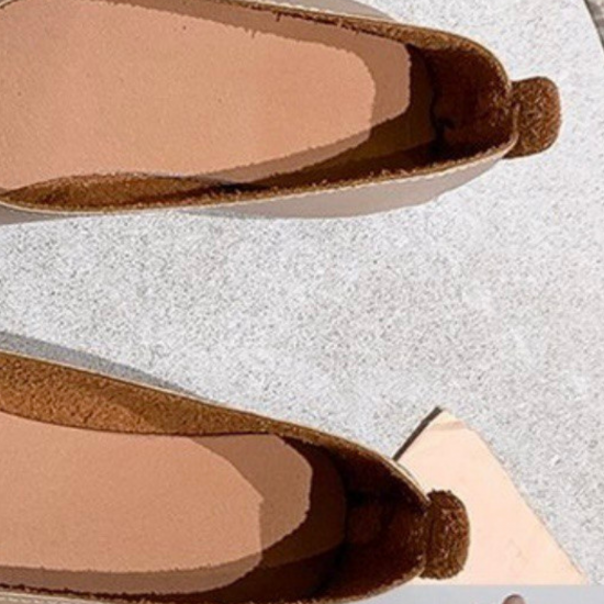 حذاء من الجلد بجودة ممتازة ،سهلت الارتداء ،بلون موحد بمقدمة مربعة ،