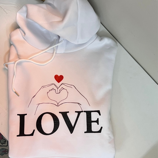 هودي بعبارة ( LVOE ) رمزنا الحب ، مريحة مع جيب لكنغر ،بأكمام طويلة .عصرية وجديد هودي بعبارة ( LVOE ) رمزنا الحب ، مريحة مع جيب لكنغر ،بأكمام طويلة .عصرية وجديد