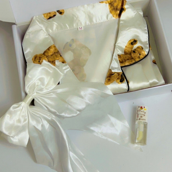 بكج بيجامة بتصميم الدب الذهبي الطيف مع خياطة أزره 