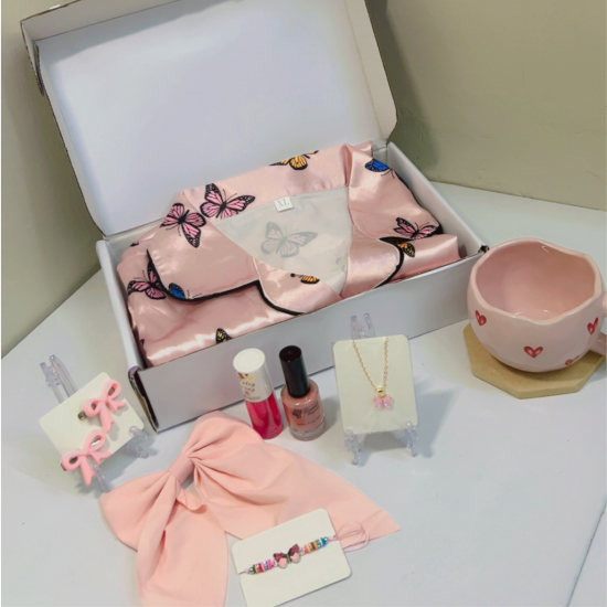 بكج بيجامة أكمام طويلة بطباعة الفراشة متعدد الالوان . قماش شبة الحريري الصناعي بكج بيجامة أكمام طويلة بطباعة الفراشة متعدد الالوان . قماش شبة الحريري الصناعي