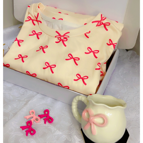 بوكس بلوفر الفيونكه بكمام طويلة وكوب قهوه من نفس التصميم 