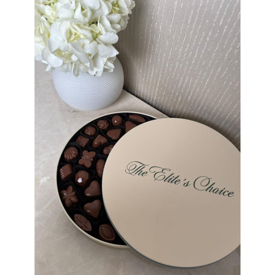 علبة شوكولا كبيرة علبة شوكولا كبيرة